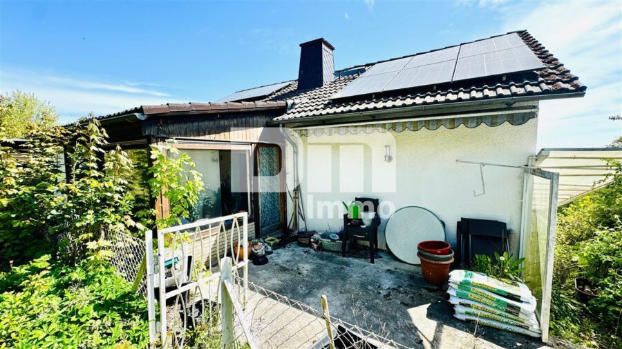 Umfangreich saniertes EFH inkl. PV-Anlage, Terrasse, Wintergarten und Garage - Rückansicht